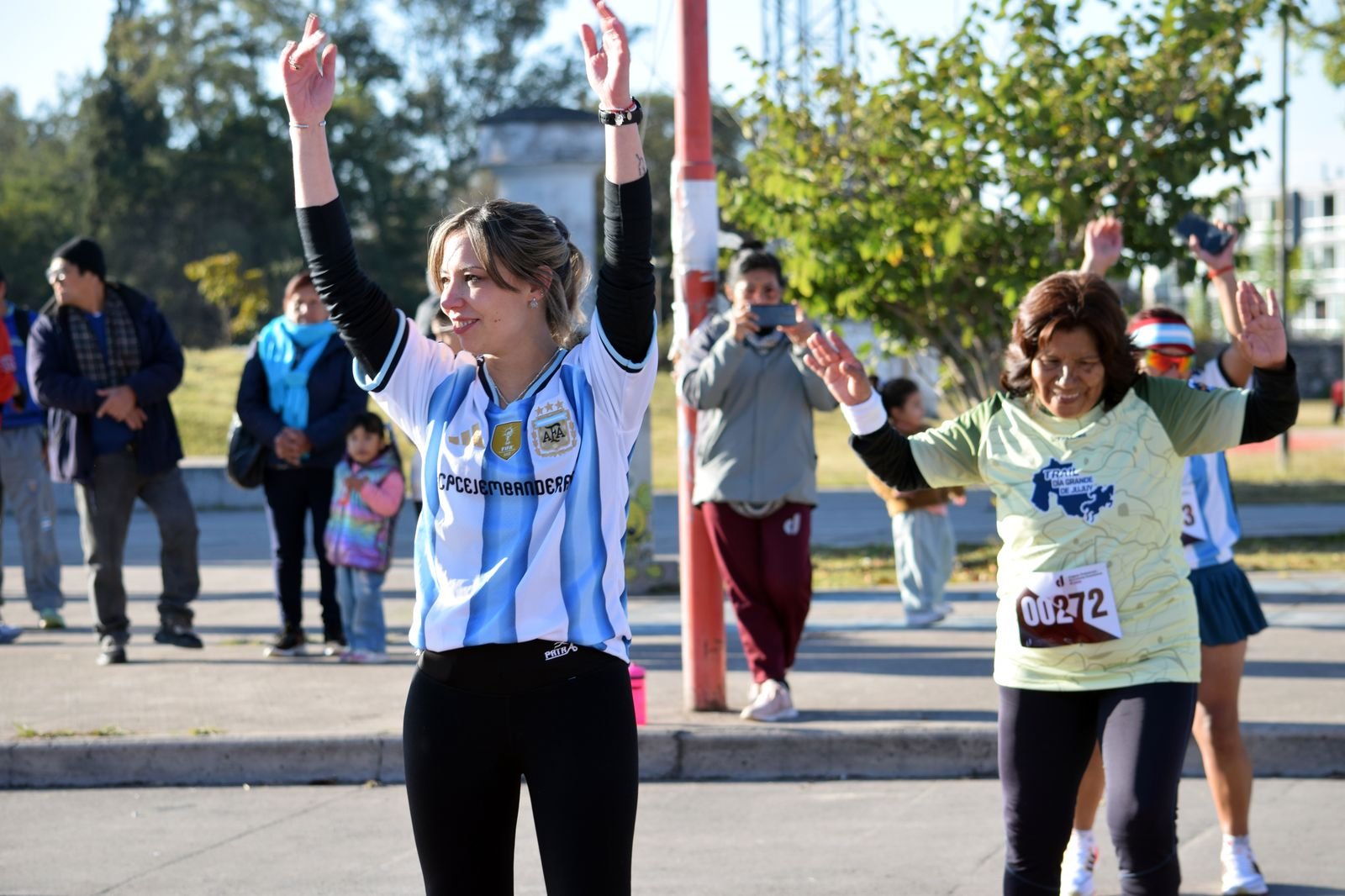 Participantes saludando con la camiseta de la Selección Argentina